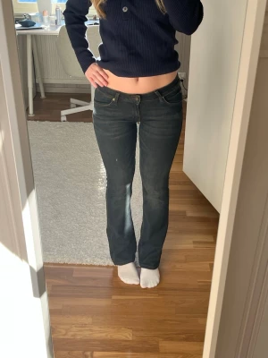 Vintage low straight jeans från Lee - Super snygga vintage raka Lee jeans med låg midja! De är köpta secondhand och i mycket fint skick, helt oanvända av mig! Färgen är som de sista bilderna (blågrå)!  Jag är 166cm och bär ofta en M i byxor 💓💓