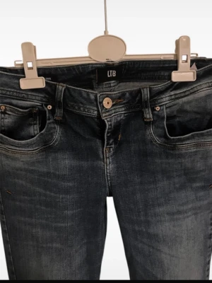 Low waist bootcut jeans  - snygga Lågmidjade jeans från ltb, deras valerie model💓säljer då de inte kommer till användning! Storleken är 28/32 men skulle säga mer S! Kostar ca 1000 nya! Lägg gärna prisförslag💗