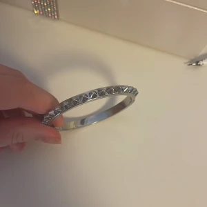 Silvrigt armband med nitar  - Säljer ett silvrigt armband med nitar ifrån Edblad, armbandet är i storlek small ❤️