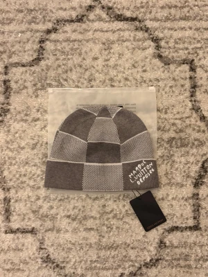 Unik mössa - Använt fåtal gånger, tagen sitter inte kvar men den kommer med.