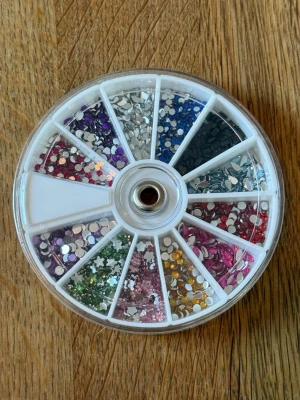 Rhinestones - smyckesstenar 💖 - Smyckesstenar i många olika färger och former. Jag har bara använt ett par stycken för nageldekoration. Superfina! ✨