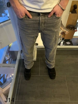 Grå jeans från Jack & Jones - Säljer ett par grå jeans från Jack & Jones med Losse/Chris passform. Hör av er kring minsta funderingar!