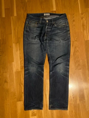 Acne Studios ROC New Raw - Blå jeans från Acne Studios, modell ROC New Raw. De har otroliga fades eftersom de har varit mina favoritjeans ett tag! Bortsätt från lagningen vid grenen så har de inga större deeffekter. Ifall fler frågor eller bilder skriv!
