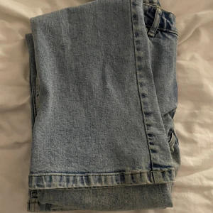 Bootcut - Säljer ett par ljusblå jeans från 157 med klassisk femficksdesign. Jeansen har låg midja, passformen är bootcut. Jeansen är i perfekt kondition utan några hål eller slitage. Längden är lite längre på dessa.