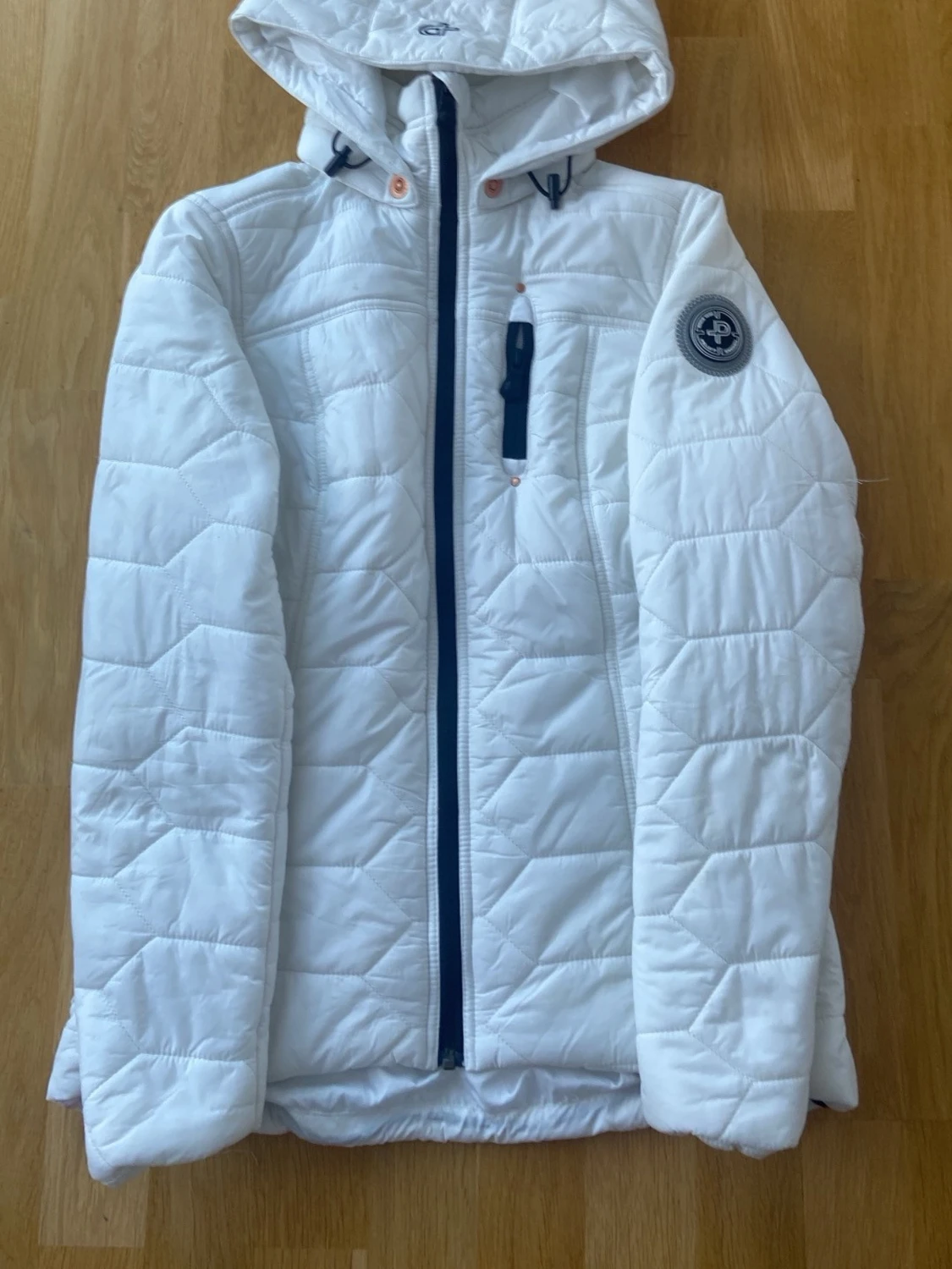 Vit quiltad pufferjacka med huva