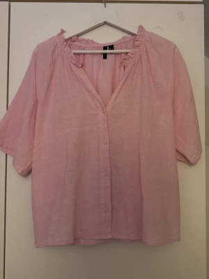 Rosa blus  - Rosa blus från vero Moda! Aldrig använd! Strl L 