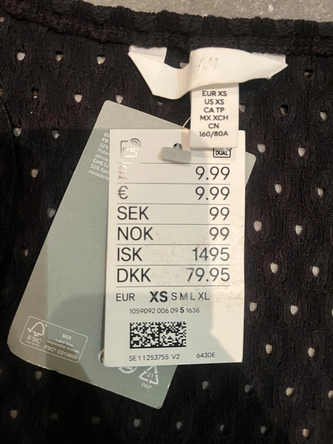 Svart blus med hålmönster från H&M - 1