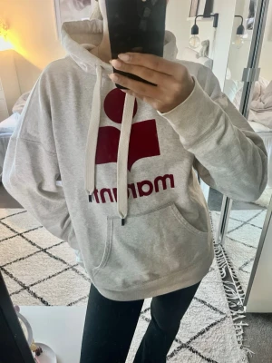 Isabel marant hoodie - Isabel marant hoodie i väldigt bra skick. Finns inga defektee på varken trycket eller någon annan stans. Färgen är ljusgrå i storlek 34. Jag är 165 cm och brukar ha xs/s