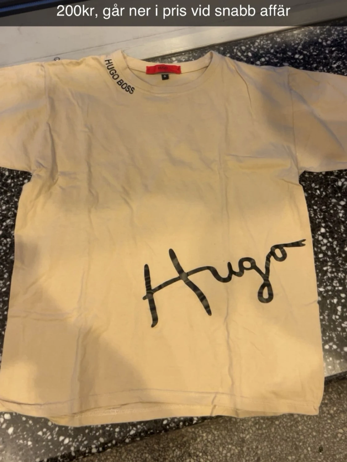 Beige Hugo Boss t-shirt med tryck
