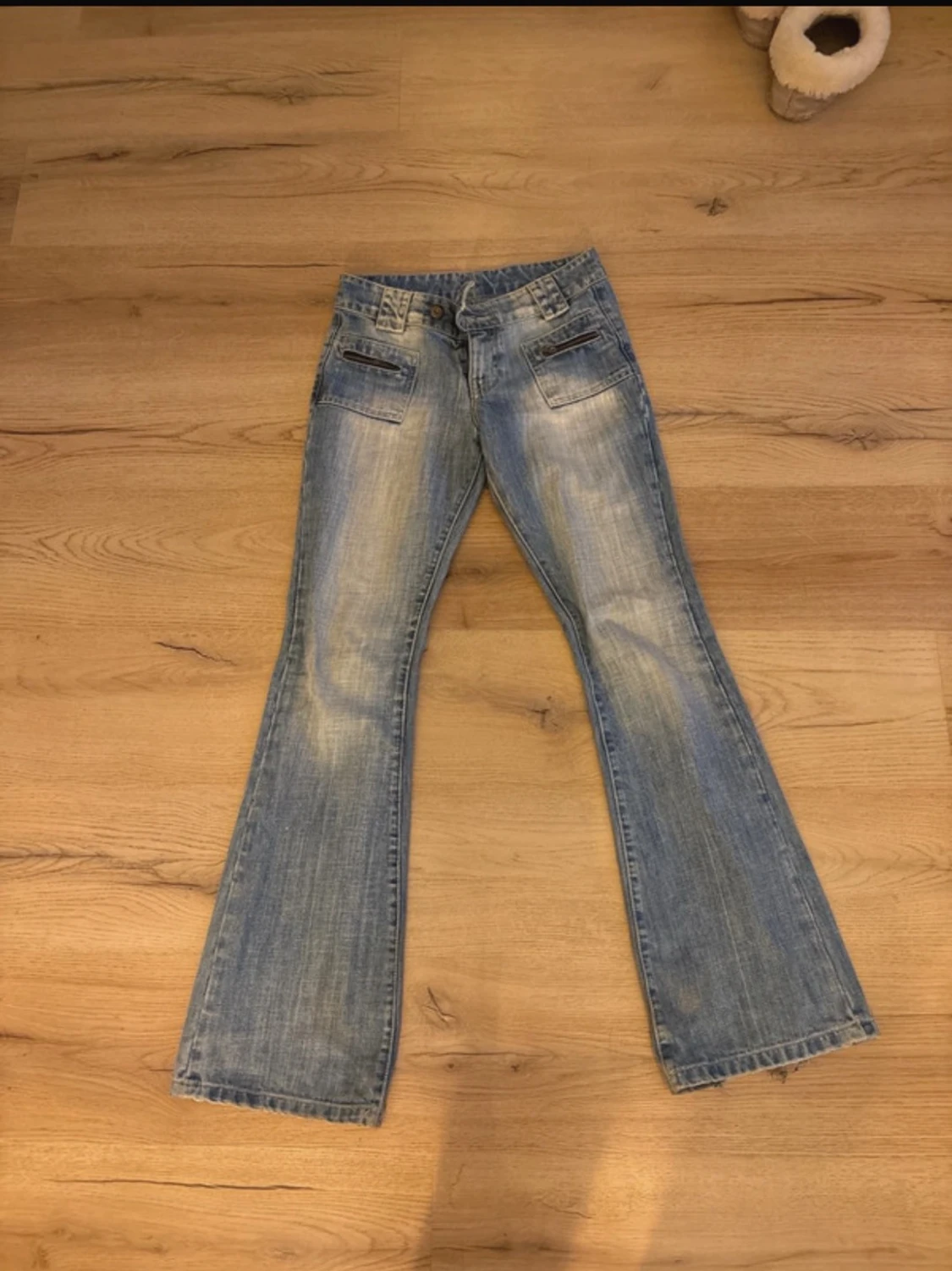Blå jeans med as snygga fickor  - 4