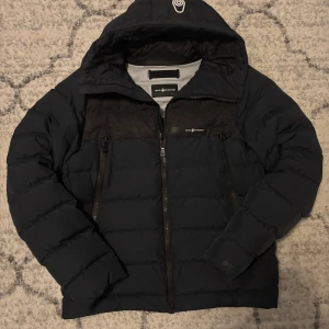 Sail racing jacka - Jättefin jacka och i härligt skick. Jackan är använd 1 vinter. Den är i princip helt ny. Nypris var 3500kr.