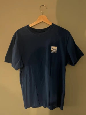 Mörkblå Dickies t-shirt med tryck - Säljer en mörkblå t-shirt från Dickies med stort vitt tryck på ryggen och mindre logga på bröstet. Klassisk passform och rund hals. Tillverkad i mjuk bomull, perfekt för en chill och stilren look.