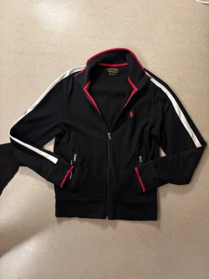 Ralph Lauren zip  - Säljer en riktigt fet Ralph lauren zip💯                       Storlek:XS✅   Passar även S✅      Model: 185cm men sitter lite litet✅    Hör av dig vid minsta fundering!