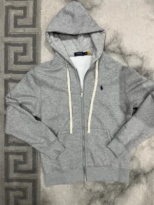 Polo zip up Hoddie-Grå - Helt ny aldrig använd utan prislapp  Super bra kvalité dessutom tjockt material så den är perfekt nu till vintern  Priset kan diskuteras 😊 Midjemått: 53 Längd: 65 Armlängd: 65 Passar M/S. (Medium)/(Small)