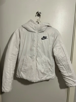 Nike vinterjacka  - Vit Nike jacka som man kan vända ut & in och använda från båda sidor. På ena sidan finns snöre och fickor med dragkedja utan märke på ryggen. På andra sidan finns Nike märke på ryggen och fickor utan dragkedja, den ”släta” sidan. Därför finns inte en sån lapp men det är storlek S köpt från Intersport. Finns inga märken