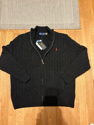 Quarter zip- Raplh Laurent  - Svart, lyxig quarter zip i storlek M. Nyskick. 