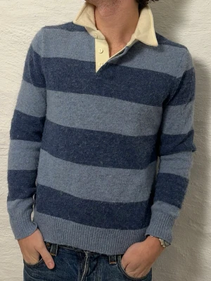 Ralph lauren stickad tröja  - Tja! Säljer en as schysst stickad rugbytröja från Ralph lauren. Riktigt fint skick, inga hål elr dylikt. Nypris låg runt 2799kr. Hör av er vid frågor och funderingar! 