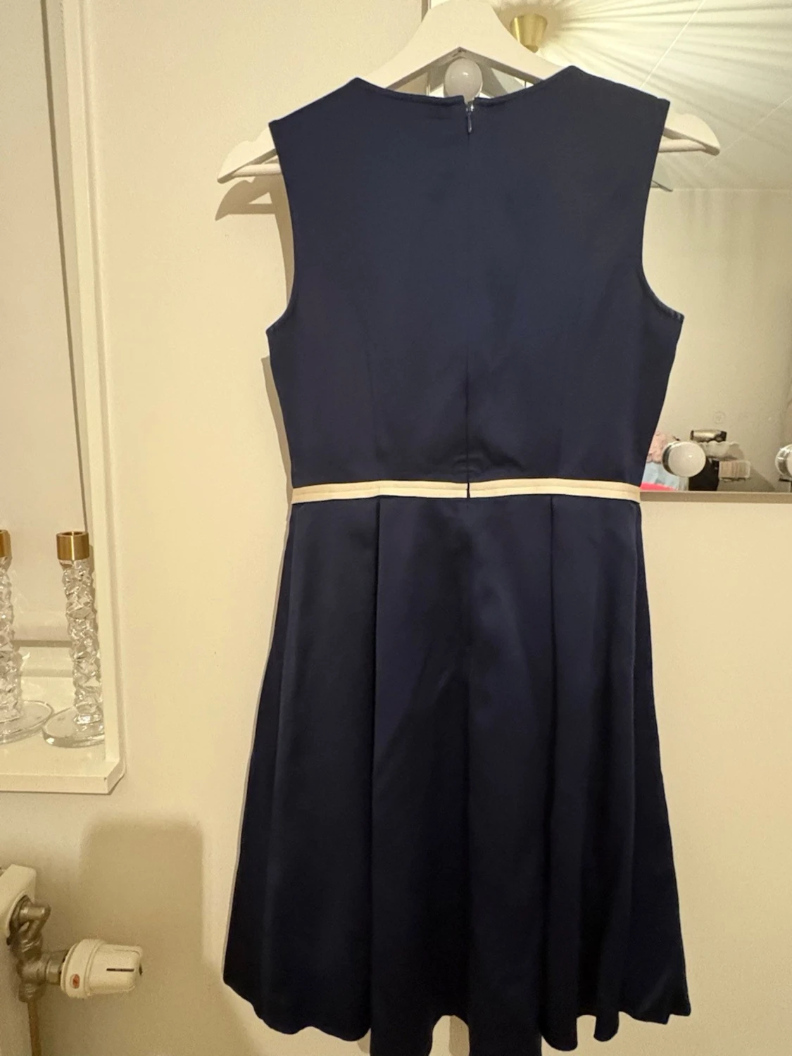 Marinblå kortklänning med blommor - 3