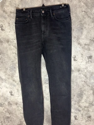 Acne Blå Konst jeans - Säljer dessa riktigt snygga Acne Blå Konst jeansen i storlek 28/32. Jeansen är i bra skick utan defekter. Bara att skriva över frågor och funderingar.
