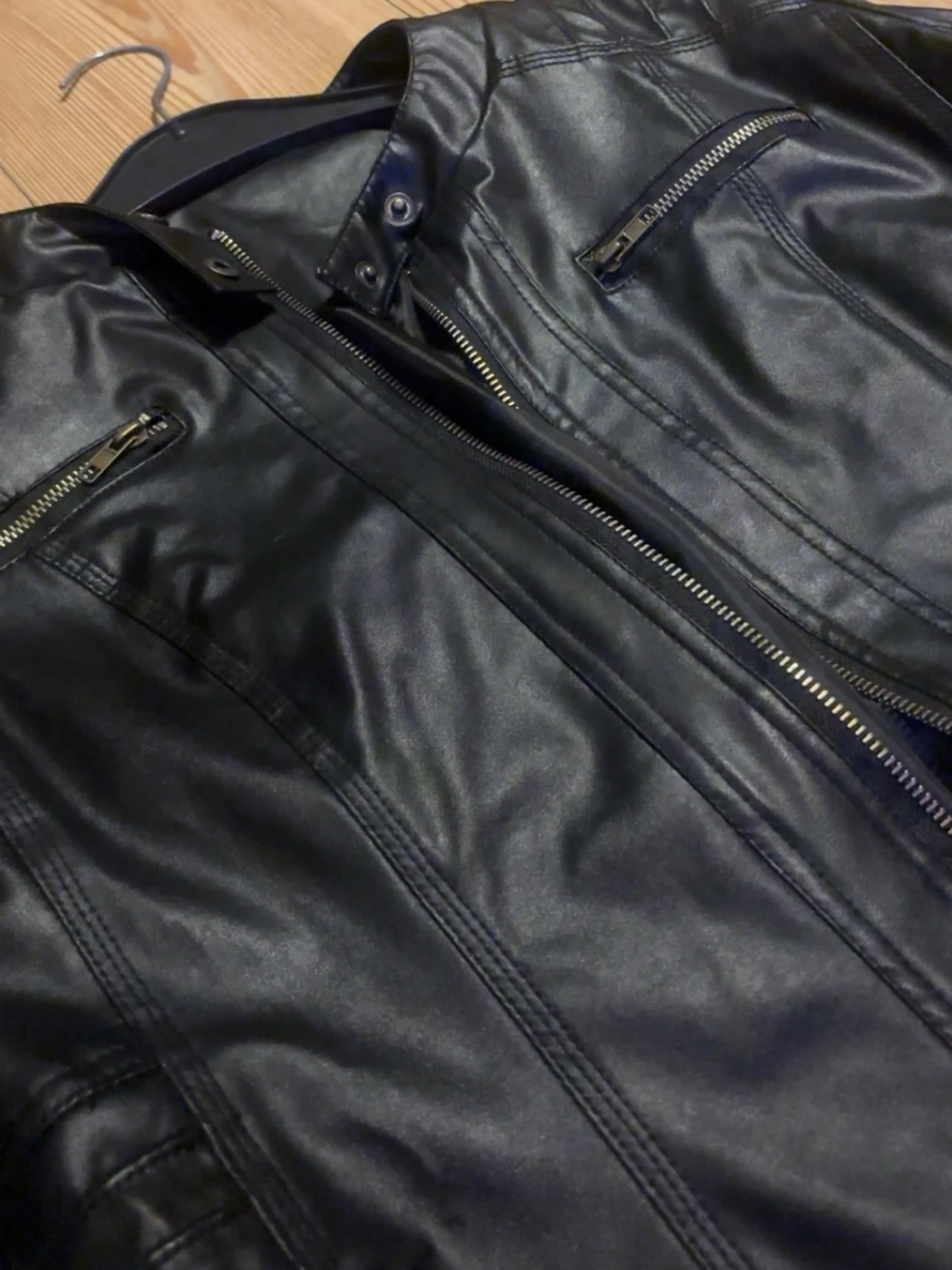 Svart skinnjacka med dragkedjor - 1