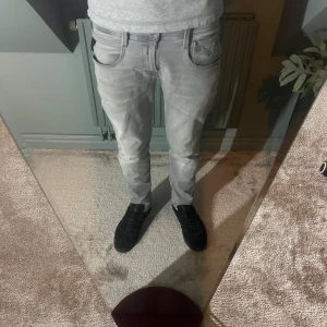 Replay jeans Hyperflex - Säljer dessa riktigt feta replay jeans. Perfekta och väldigt enkla att stylea. De passar storlek W28 L32. Det finns nästan inga defekter på jeansen, den ända defekten är att lappen där bak har ramlat av men jag har bara sytt på den igen så sömmarna kanske ser lite konstiga ut. Priset kan diskuteras.