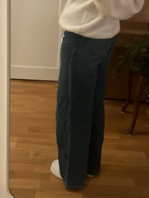 Blå wide jeans från ONLY, 26/32 - Säljer ett par blå jeans från ONLY i storlek 26/32. Jeansen har en rak och wide passform med klassiska fem fickor och hög midja. Materialet är jeans med snygga kontrastsömmar. Perfekta för en avslappnad och trendig look. Använda 1 gång , alltså nästan helt nya. Pris går att diskuteras!