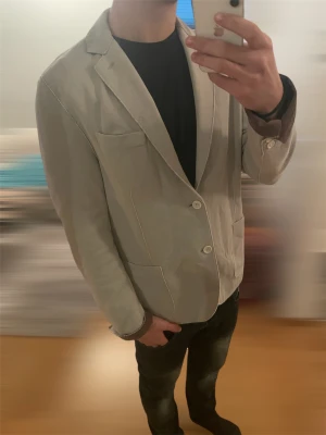 Beige kavaj från Eleventy - Stilren beige kavaj från Eleventy, tillverkad i italien | Nypris ca 6000kr ✅| skick 8/10✅| skriv vid frågor eller funderingar!