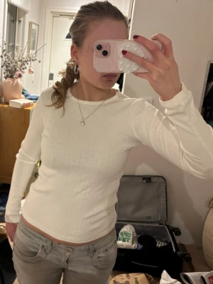 Vit långärmad topp från Brandy Melville - Gullig vit långärmad topp från Brandy Melville i 100% bomull!!