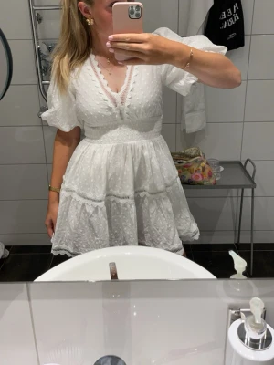 By malina klänning  - Så fin klänning jätte fint skick använd sparsamt! Perfekt till studenten eller sommaren😊