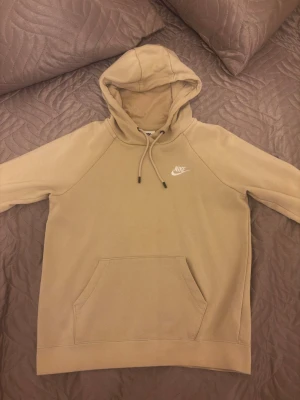 Beige Nike hoodie - Snygg beige färg, med svarta detaljer. I storlek M, passar även S. Pris kan diskuteras 