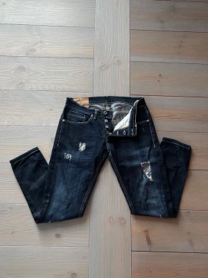 Dondup slim fit – blå slitna premiumjeans 👖🔥 - Dondup jeans, slim fit med en perfekt sliten blå tvätt i strl 30. Sitter tajt på rätt ställen och ger en modern, clean sliten look. Trasig patch men märks knappt och ändrar inte helhetsbilden av jeansen ✅Äkta premiumjeans ✔️ Snygga slitningar – naturlig look 💸Ny pris 3000-3500kr - nu 759kr🔥