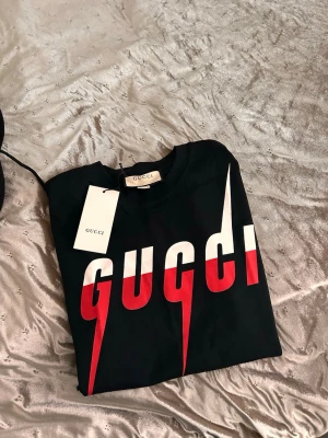 Gg t-shirt - Gg tshirt med röd och vit text. Storlek L, helt ny. Hör av er om ni har några frågor👑