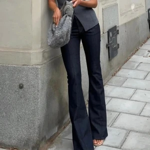 Avora jeans - Säljer dessa super snygga jeans från Avora som ej säljs längre. Köpta i juni detta år och använts få gånger. Jättebra skick men slitna längst ner då dem är lite för långa för mig. Säljer då dem ej kommer till användning. Nypris 1600kr