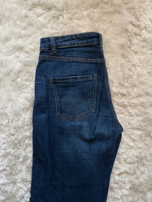 Blåa jeans  - Använda fåtal gånger, mycket bra skick! Flare/bootcut jeans 
