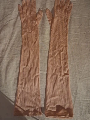 Vintage handskar - Säljer ett par äkta vintage handskar! Är osäker på årtal men skulle gissa mellan 1930-1960 talen. De är väldigt liten i storleken skulle nog passa någon med smala armar och små händer. Köparen står för frakten! Hund finns I hemmet🐕