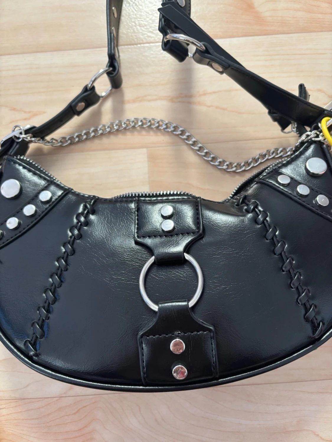 Svart axelväska med nitar och kedja - 3