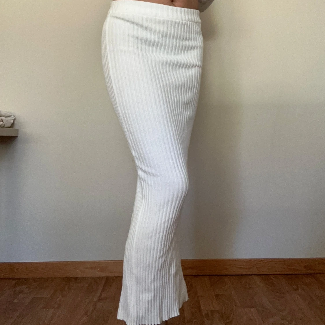 Vit ribbad långkjol med slits - 1