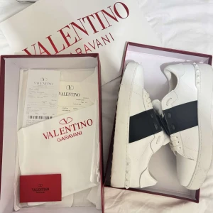 valentino skor - Säljer nu dessa skor från valentino garavani då de inte passade mig. Skorna är i mycket fint skick, skulle säga 9/10 och är endast använda några få gånger. Kvitto, box och dustbag medföljer. Skriv gärna vid minsta fundering eller för fler bilder. Priset är inte hugget i sten!!! OBS på första bilden är de helt nya.