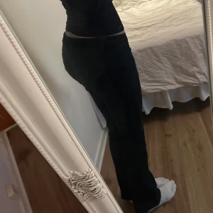 LTB jeans Valerie! - Svarta jeans i färgen Svart/nattblå- säljer då dem är för korta 😔. Storlek 25/30