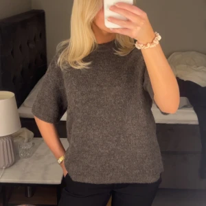 Brun stickad tröja  - Sååå snygg o skön tröja perfekt nu till hösten i Såå fint skick🤎🤎🤎🤎