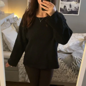 Svart stickad tröja från BikBok - Mysig svart stickad tröja från BikBok i storlek S, säljer även en likadan i vit!💕