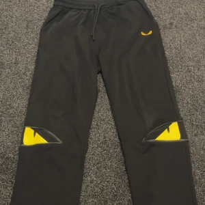 Fendi byxor - Bra skick knappt använd. Storlek M men passar även L eftersom den är lite stor i storleken