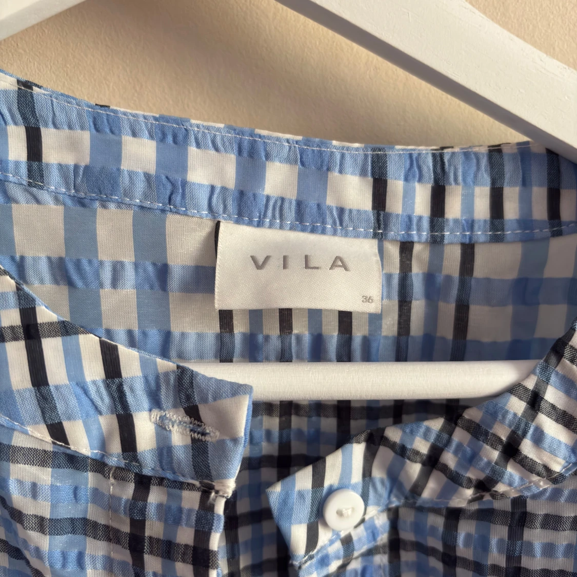 Blårutig klänning med puffärm från Vila - 1