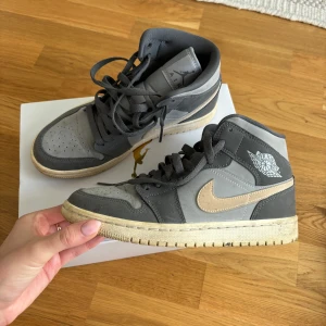 Nike jordans  - Nike jordans, går att putsa upp lite med en fiberduk och vatten så sulan blir lite senare. Orginalkvitto och kartong medföljer 