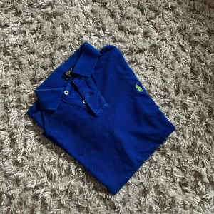Polo Ralph Lauren Piké - Säljer denna riktigt snygga piké tröjan från Polo Ralph Lauren. Den är i storlek S och är i en custom fit. Tröjan är i bra skick utan defekter. Bara att skriva över frågor och funderingar.