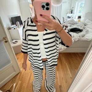 Randig stickad topp från Missguided - Säljer ett stickad topp från Missguided i svart och vitt med breda ränder. Toppen har en loose passform och är riktigt mjuk och skön. 