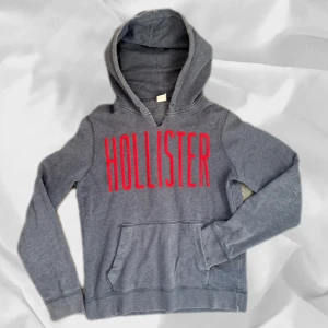 Hollister Hoodie - Fet Hollister hoodie i storlek S – enkel att matcha och skön att bära. Ett stilrent val, noggrant utvalt med omsorg av AM Clothing.  📩 Frågor? Hör gärna av dig! 📲 Följ oss här på Plick för fler uppdateringar. ♻️ Tack för att du handlar mer hållbart med AM Clothing!