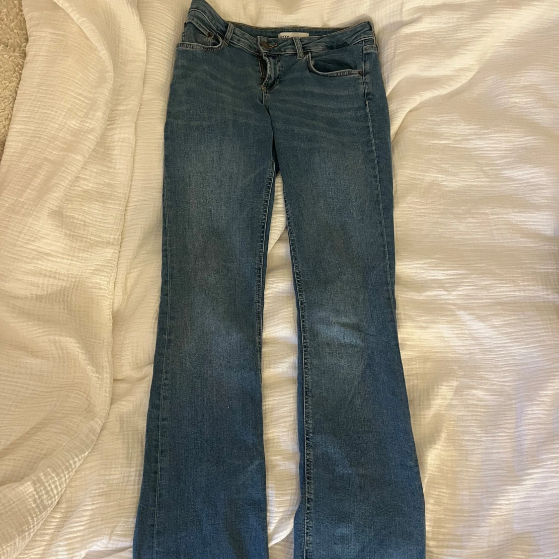 Blå bootcut jeans från Zara, strl 38 - 2