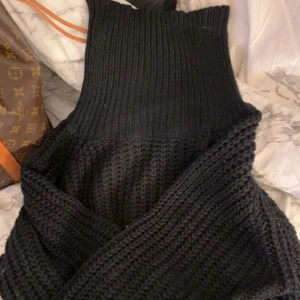 Svart stickad polotröja - Säljer en svart, chunky stickad polotröja med hög krage. Tröjan har en oversized känsla och är perfekt för kyliga dagar. Den ribbade polokragen ger en snygg och trendig look. Passar dig som gillar en stilren och mysig vibe. Vet inte vart den kommer från🤍 pris kan alltid diskuteras!!