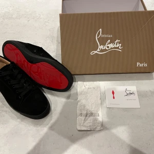 Christian Louboutin svarta mockasneakers - Säljer att par svarta loubs i storlek 41,5. De ser ut som nya och har inga skavanker, hör gärna  av dig vid fler frågor!